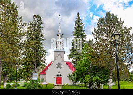 Historische Holzkirche, Mont Tremblant Fußgängerzone, Mont Tremblant. Laurentians, Quebec, Kanada Stockfoto