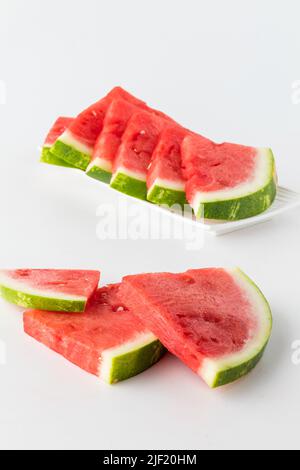 Scheiben von frischer, saftiger Wassermelone, die zum Naschen bereit sind. Stockfoto