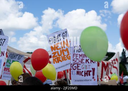 25. Juni 2022, München, Bayern, Deutschland: Am 25. Juni nahmen 2022 7000 Menschen an der Anti-G7-Demo in München Teil, um gegen Artensterben, soziale Ungleichheit und die Klimakrise zu protestieren. (Bild: © Philipp Brinkmann/Alto Press via ZUMA Press)