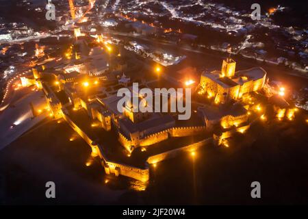 Nachtansicht des beleuchteten Rabati Schlosses in Akhaltsikhe Stockfoto
