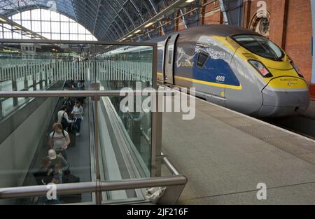 Passagiere, die mit dem Eurostar-Zug nach London am Bahnhof St. Pancras International in London, England, Großbritannien, ankommen Stockfoto