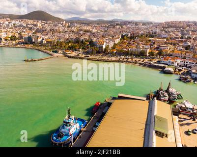 Blick von der Drohne von Kusadasi auf die türkische Ägäis-Küste Stockfoto