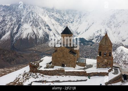 Kirche der Heiligen Dreifaltigkeit in der Nähe des Dorfes Gergeti, Georgien Stockfoto