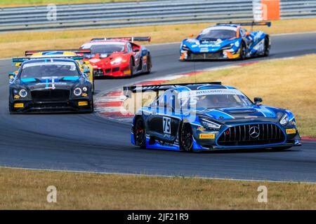 Snetterton, England. 26. Juni 2022. Rennen 1 der Intelligent Money British GT Championship in Snetterton, Norfolk, abgebildet sind die Fahrer Johny Adam und Flick Haigh in der Startnummer 75, der 2 Seas Motorsport, Mercedes-AMG GT3 Credit: Mark Bullimore Photography 2022 Stockfoto