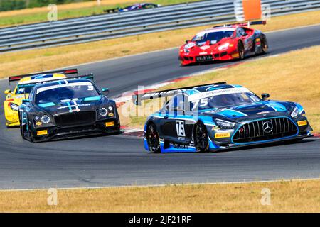 Snetterton, England. 26. Juni 2022. Rennen 1 der Intelligent Money British GT Championship in Snetterton, Norfolk, abgebildet sind die Fahrer Johny Adam und Flick Haigh in der Startnummer 75, der 2 Seas Motorsport, Mercedes-AMG GT3 Credit: Mark Bullimore Photography 2022 Stockfoto