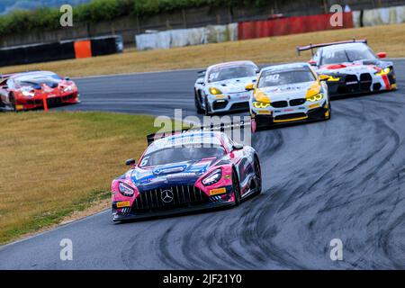 Snetterton, England. 26. Juni 2022. Rennen 1 der Intelligent Money British GT Championship in Snetterton, Norfolk, abgebildet sind die Fahrer Ian Loggie und Callum Macloed mit der Startnummer 6, der RAM Racing Mercedes-AMG GT3, die die Sieger des Rennens waren. Bild: Mark Bullimore Photography 2022 Stockfoto