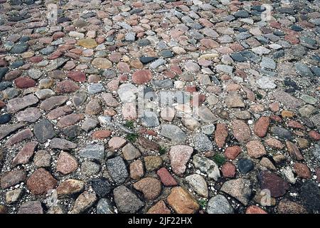 Altes Pflastersteinpflaster auf einem Bürgersteig oder Bürgersteig. Perfekter Grunge-Hintergrund. Draufsicht, Kopierbereich Stockfoto