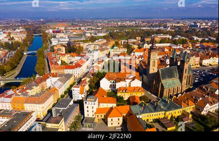 Luftaufnahme von Hradec Kralove mit Glockenturm und Kathedrale Stockfoto