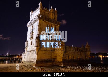 Lissabon, Portugal. 28. JUNI 2022. Ocean Rebellion projizieren mehrere Botschaften in Torre de Belem während der Ozeankonferenz der Vereinten Nationen in Lissabon. Quelle: Joao Daniel Pereira Stockfoto