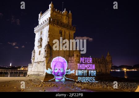 Lissabon, Portugal. 28. JUNI 2022. Ocean Rebellion projizieren mehrere Botschaften in Torre de Belem während der Ozeankonferenz der Vereinten Nationen in Lissabon. Quelle: Joao Daniel Pereira Stockfoto