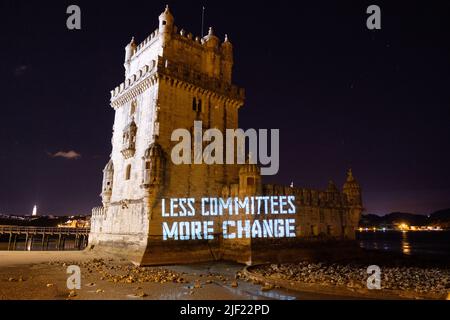 Lissabon, Portugal. 28. JUNI 2022. Ocean Rebellion projizieren mehrere Botschaften in Torre de Belem während der Ozeankonferenz der Vereinten Nationen in Lissabon. Quelle: Joao Daniel Pereira Stockfoto