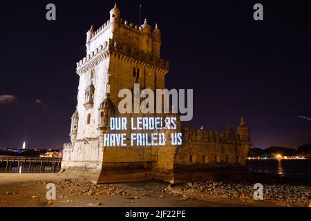 Lissabon, Portugal. 28. JUNI 2022. Ocean Rebellion projizieren mehrere Botschaften in Torre de Belem während der Ozeankonferenz der Vereinten Nationen in Lissabon. Quelle: Joao Daniel Pereira Stockfoto