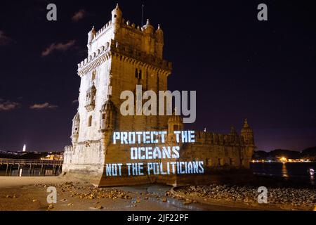 Lissabon, Portugal. 28. JUNI 2022. Ocean Rebellion projizieren mehrere Botschaften in Torre de Belem während der Ozeankonferenz der Vereinten Nationen in Lissabon. Quelle: Joao Daniel Pereira Stockfoto