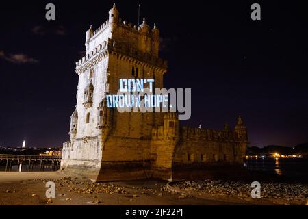 Lissabon, Portugal. 28. JUNI 2022. Ocean Rebellion projizieren mehrere Botschaften in Torre de Belem während der Ozeankonferenz der Vereinten Nationen in Lissabon. Quelle: Joao Daniel Pereira Stockfoto