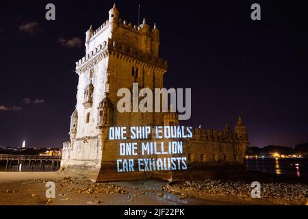 Lissabon, Portugal. 28. JUNI 2022. Ocean Rebellion projizieren mehrere Botschaften in Torre de Belem während der Ozeankonferenz der Vereinten Nationen in Lissabon. Quelle: Joao Daniel Pereira Stockfoto