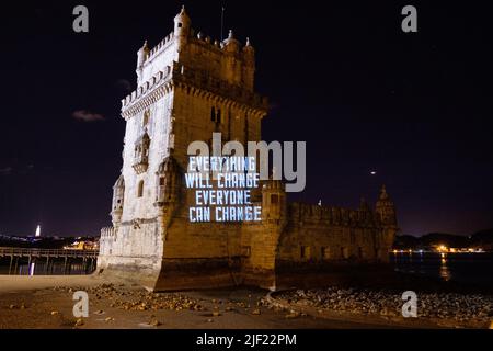 Lissabon, Portugal. 28. JUNI 2022. Ocean Rebellion projizieren mehrere Botschaften in Torre de Belem während der Ozeankonferenz der Vereinten Nationen in Lissabon. Quelle: Joao Daniel Pereira Stockfoto