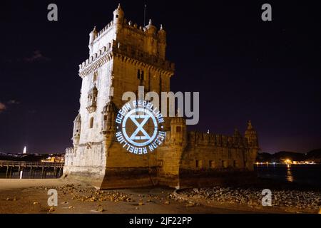 Lissabon, Portugal. 28. JUNI 2022. Ocean Rebellion projizieren mehrere Botschaften in Torre de Belem während der Ozeankonferenz der Vereinten Nationen in Lissabon. Quelle: Joao Daniel Pereira Stockfoto