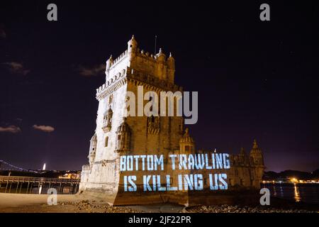 Lissabon, Portugal. 28. JUNI 2022. Ocean Rebellion projizieren mehrere Botschaften in Torre de Belem während der Ozeankonferenz der Vereinten Nationen in Lissabon. Quelle: Joao Daniel Pereira Stockfoto