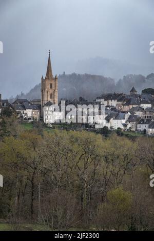 Vue de la cité médiévale sous une Tempête de neige Stockfoto