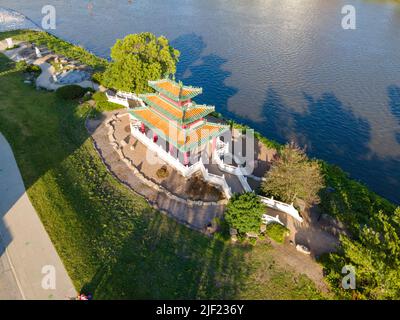 Luftaufnahme des Robert D. Ray Asian Garden, entlang des des Moines River, des Moines, Iowa, USA. Stockfoto