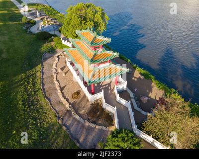 Luftaufnahme des Robert D. Ray Asian Garden, entlang des des Moines River, des Moines, Iowa, USA. Stockfoto