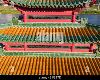 Luftaufnahme des Robert D. Ray Asian Garden, entlang des des Moines River, des Moines, Iowa, USA. Stockfoto