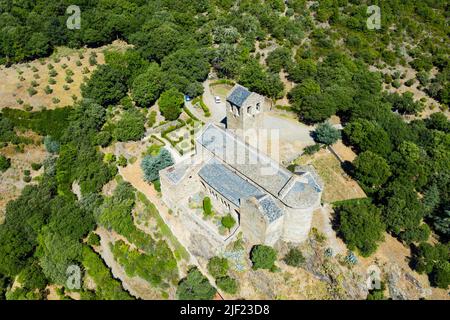 Drohnenansicht des mittelalterlichen Priorats von Serrabone, Frankreich Stockfoto