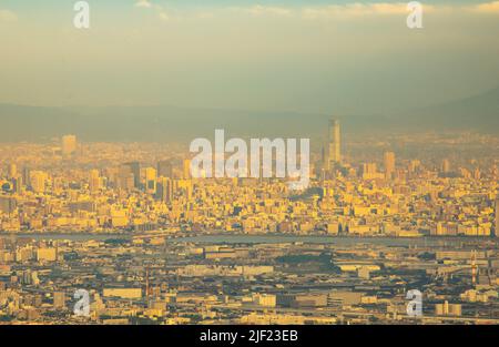 Das Abeno Harukas, das höchste Gebäude in Japan, überragt in der Nachmittagssonne die Skyline von Osaka Stockfoto