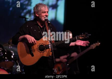 Die Sängerin Shane Howards von der Goanna Band spielt live auf der Bühne zum 40.-jährigen Jubiläum ihres Albums Spirit of Place Stockfoto