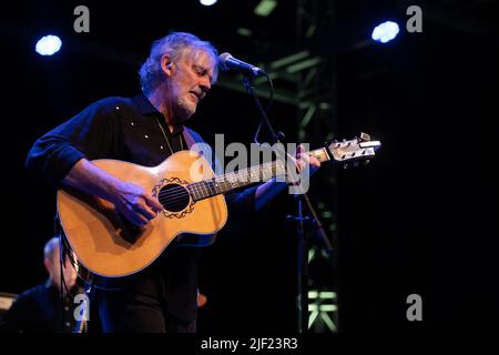 Die Sängerin Shane Howards von der Goanna Band spielt live auf der Bühne zum 40.-jährigen Jubiläum ihres Albums Spirit of Place Stockfoto