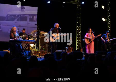 Die Sängerin Shane Howards von der Goanna Band spielt live auf der Bühne zum 40.-jährigen Jubiläum ihres Albums Spirit of Place Stockfoto