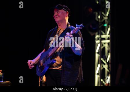 Die Sängerin Shane Howards von der Goanna Band spielt live auf der Bühne zum 40.-jährigen Jubiläum ihres Albums Spirit of Place Stockfoto