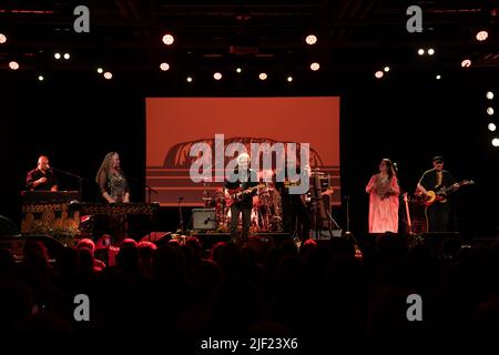 Die Sängerin Shane Howards von der Goanna Band spielt live auf der Bühne zum 40.-jährigen Jubiläum ihres Albums Spirit of Place Stockfoto