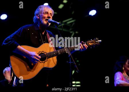 Die Sängerin Shane Howards von der Goanna Band spielt live auf der Bühne zum 40.-jährigen Jubiläum ihres Albums Spirit of Place Stockfoto