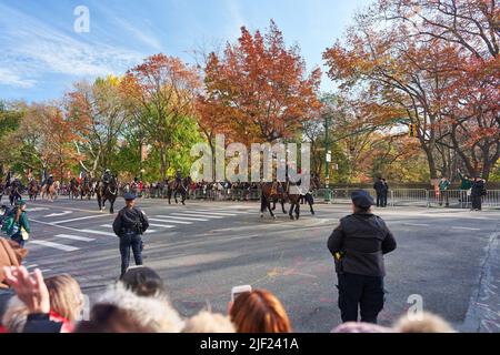 Manhattan, USA - 24. 2021. November: Berittene Polizei in NYC während der Thanksgiving Parade. Polizeibeamter auf dem Pferd Stockfoto