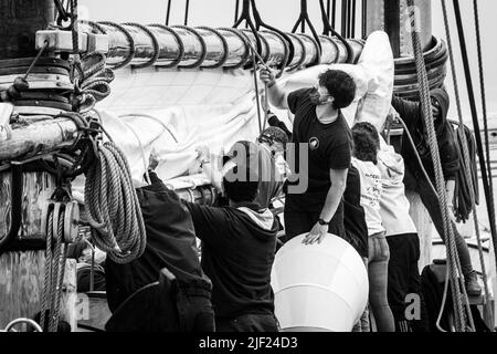 Ausbildung von Besatzungsmitgliedern des Schoners Bluenose II in Lunenburg, Nova Scotia, Kanada. Stockfoto