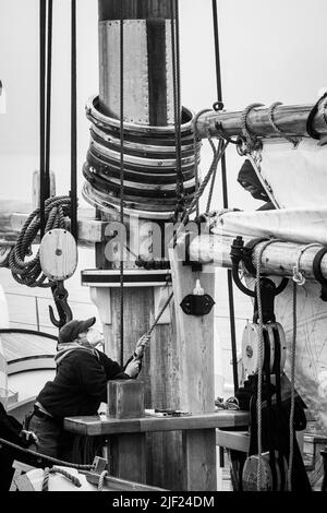 Ausbildung von Besatzungsmitgliedern des Schoners Bluenose II in Lunenburg, Nova Scotia, Kanada. Stockfoto