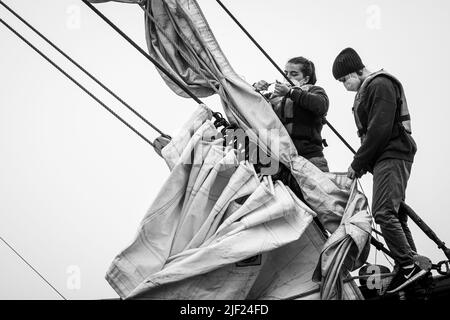 Ausbildung von Besatzungsmitgliedern des Schoners Bluenose II in Lunenburg, Nova Scotia, Kanada. Stockfoto