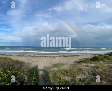 Doppelter Regenbogen über dem Strand von Florida Stockfoto