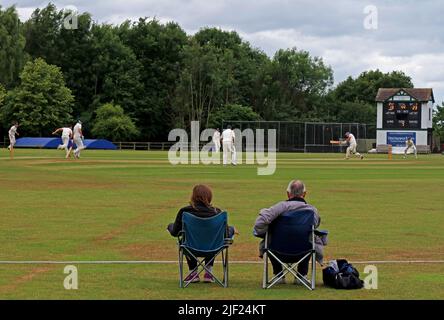 Zwei Zuschauer sehen Grappenhall Cricket Club - 3. XI vs Ashley CC, Cheshire - 4. XI Cricket Club, Broad Lane, Grappenhall, Warrington, WA4 3er Stockfoto