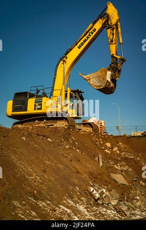 Baggermaschinen, die auf dem Projektgelände des Cogswell District in Halifax, Nova Scotia, Kanada, graben. Stockfoto
