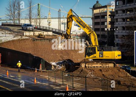 Baggermaschinen, die auf dem Projektgelände des Cogswell District in Halifax, Nova Scotia, Kanada, graben. Stockfoto