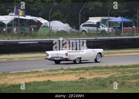 SVRA Vintage Grand Prix 2022/Oldtimer Cruise Parade auf dem Road Course Mid-Ohio Raceway. Stockfoto