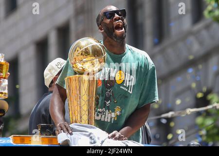 San Francisco, USA. 20.. Juni 2022. SAN FRANCISCO, KALIFORNIEN - 20. JUNI: Draymond Green von den Golden State Warriors veranstaltet am Montag, den 20. Juni 2022, eine Larry O'Brien Championship Trophy während der Championship Parade auf der Market Street in San Francisco, Kalifornien. Die Krieger gewannen ihre vierte NBA-Meisterschaft in acht Spielzeiten, nachdem sie die Boston Celtics in The Game 6 besiegt hatten. (Foto von Ray Chavez/The Mercury News/TNS/Sipa USA) Quelle: SIPA USA/Alamy Live News Stockfoto