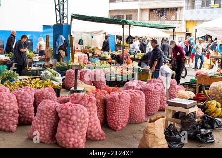 El Santurio, Antioquia - Kolumbien. 26. Juni 2022. Traditioneller Marktplatz der kolumbianischen Stadt, wo Obst und Gemüse sind Stockfoto