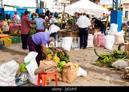 El Santurio, Antioquia - Kolumbien. 26. Juni 2022. Ausstellung von Obst und Gemüse auf einem traditionellen kolumbianischen Marktplatz Stockfoto