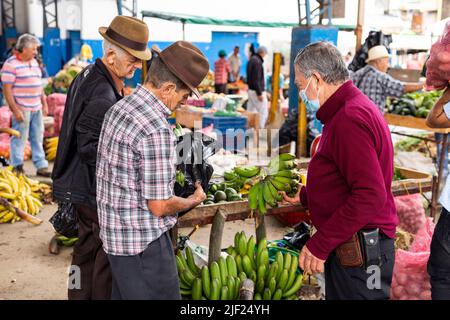 El Santurio, Antioquia - Kolumbien. 26. Juni 2022. Ausstellung von Obst und Gemüse auf einem traditionellen kolumbianischen Marktplatz Stockfoto