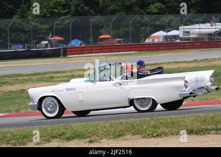 SVRA Vintage Grand Prix 2022/Oldtimer Cruise Parade auf dem Road Course Mid-Ohio Raceway. Stockfoto