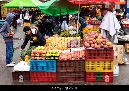 El Santurio, Antioquia - Kolumbien. 26. Juni 2022. Ausstellung von Obst und Gemüse auf einem traditionellen kolumbianischen Marktplatz Stockfoto