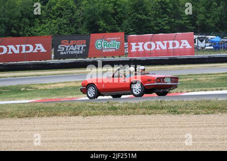 SVRA Vintage Grand Prix 2022/Oldtimer Cruise Parade auf dem Road Course Mid-Ohio Raceway. Stockfoto